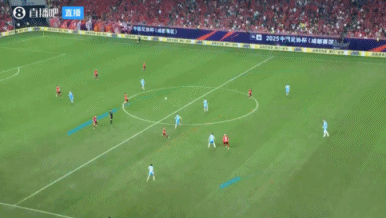 半岛体育官方网站-撞得不轻！黄锐烽与甘超空中硬碰硬对抗，前者痛苦倒地