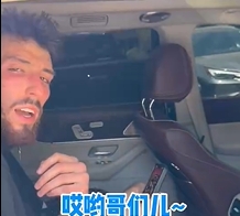 半岛体育-切特偷看&amp;请她看NBA的美女原来是粉丝超千万的现象级美妆时尚博主