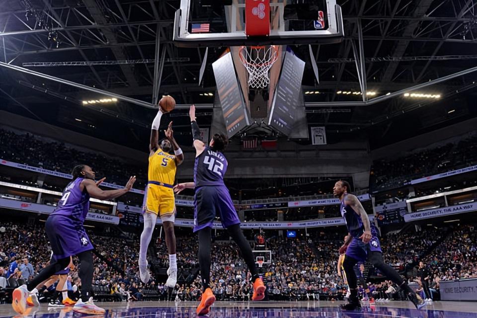 半岛体育APP-打得太别扭了！湖人内线支柱根本发挥不出自己的全部才能？