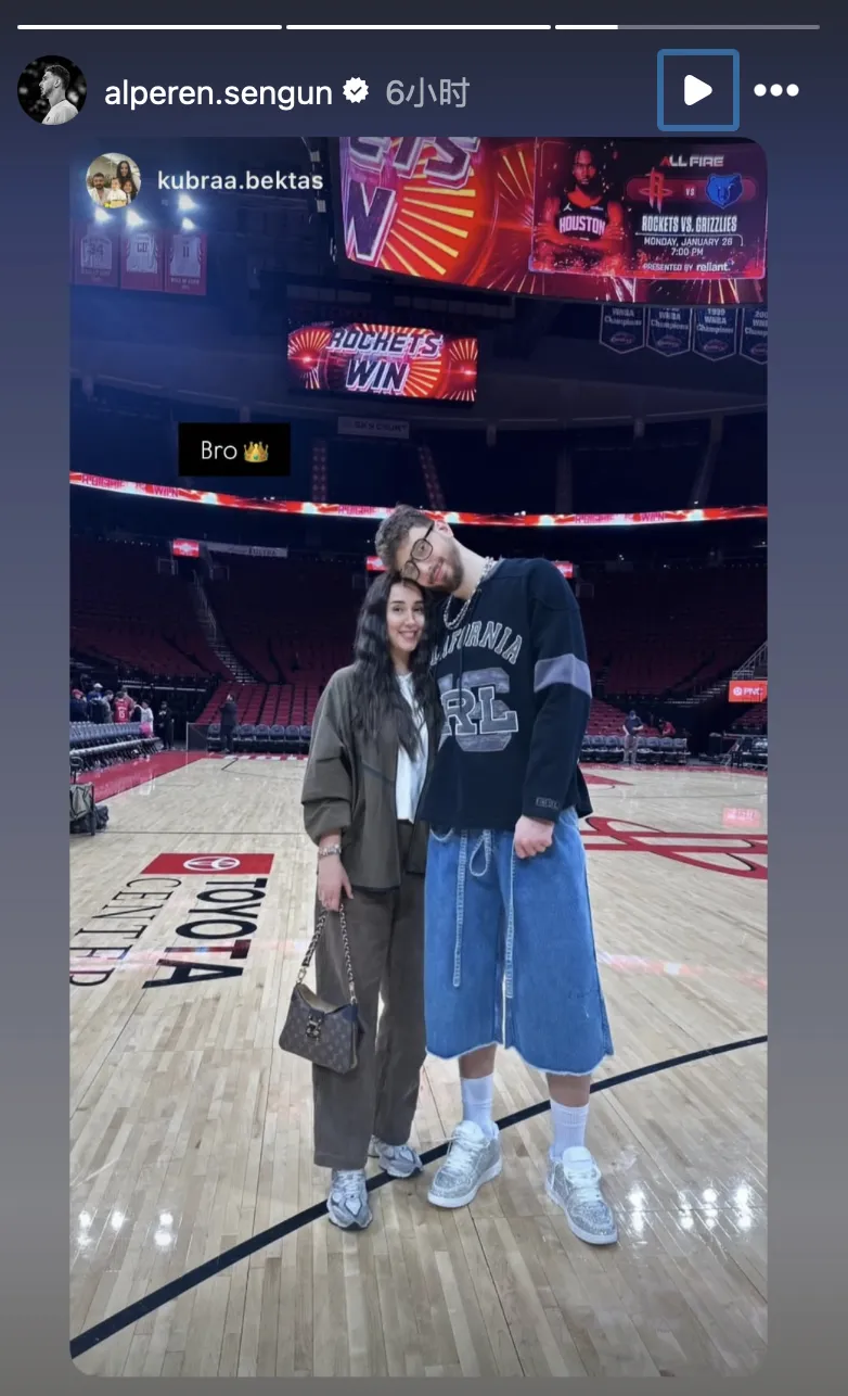 半岛体育官方网站-西部第四！阿尔佩伦-申京Ins晒和家人的合影与球迷分享