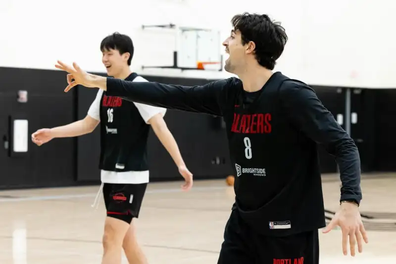 半岛体育官网-开拓者官方晒球员训练照：在训练馆，做着我们热爱的事情