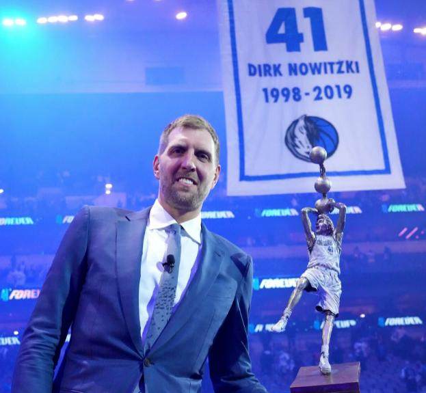 半岛体育官网-球衣退役诺维茨基动情演说：一路走来 感谢有你！